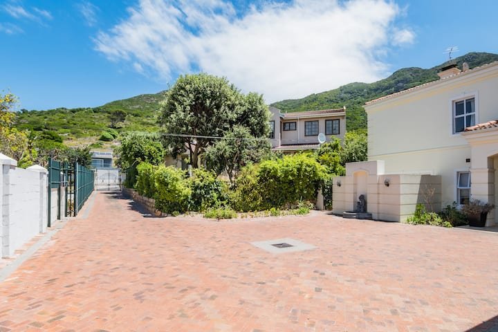 To Let 4 Bedroom Property for Rent in Hout Bay Western Cape